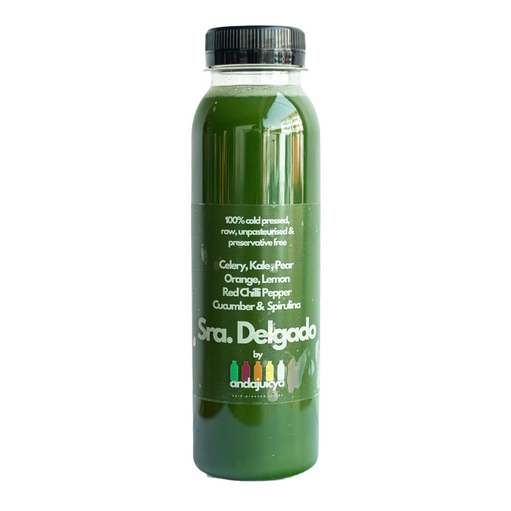 Señora Delgado – Zumo Prensado en Frío con Kale, Apio, Pepino, Naranja, Pera, Limón, Chile y Spirulina Verde